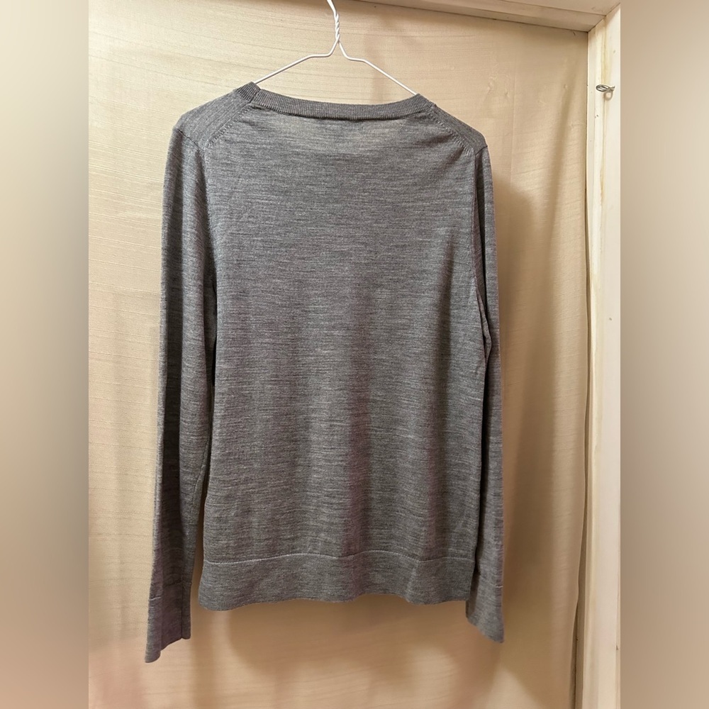 Banana Republic Women’s Merino Wool Sweater Gray Lip Graphic Medium - Picture 5 of 5